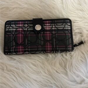 23858 EUC Coach signature tartan plaid shoulder wallet